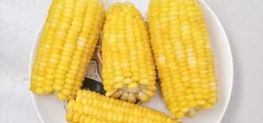 煮玉米只放清水是錯(cuò)的，放上這2樣料，玉米更香甜軟糯，太實(shí)用了